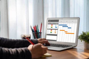 Ekip projesinin zaman çizelgesini gösteren bilgisayar ekranında, modern iş projesi yönetimi için proje planlama yazılımı