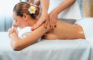 Kafkasyalı kadın müşteri stres önleyici spa masajının keyfini çıkarıyor ve lüks otel ya da oteldeki gündüz açık ortam güzellik salonunda güzellik teniyle eğleniyor. Sessiz.