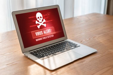 Bilgisayar ekranındaki virüs uyarısı mobil siber tehdit, hacker, bilgisayar virüsü ve kötü amaçlı yazılım tespit edildi