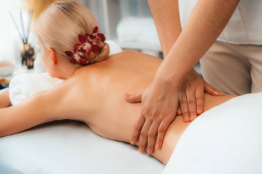 Kafkasyalı kadın müşteri stres önleyici spa masajının keyfini çıkarıyor ve lüks otel ya da oteldeki gündüz açık ortam güzellik salonunda güzellik teniyle eğleniyor. Sessiz.