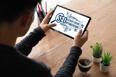 Model e-ticaret için SEO arama motoru optimizasyonu ve bilgisayar ekranında gösterilen çevrimiçi perakende işi