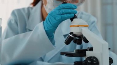 Laboratuvar araştırmacısı yeni bir ilaç geliştirir ya da tedavi eder. Laboratuvar tüpünde renkli kimyasal sıvı kullanır. Mikrobiyoloji uzmanlığı ve laboratuvar ekipmanları ile sağlık hizmetlerinin teknolojik gelişimi. Katı.