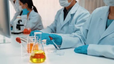 Bilimsel uzmanlığa, laboratuvar ekipmanlarına ve yenilikçi tıbbi biyoteknoloji yazılımına sahip laboratuvar sağlık araştırma ekibi yeni ilaçlar araştırıyor, tedavi geliştiriyor. Ağır çekim. Katı.