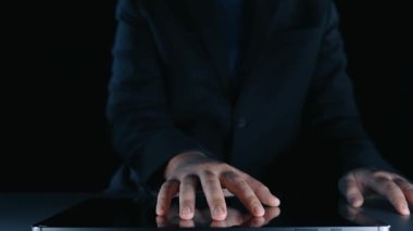 İş adamı, stratejik kararlar için değerli verileri çıkartarak arama motoru araştırması yapıyor. Kapsamlı araştırma ve SEO veri analizi için arama motorları kullanılıyor. Kullanıcı Kimliği