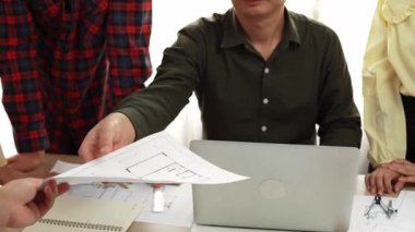 Akıllı mimar ve güvenlik mühendisi, mimari belge, ölçüm araçları ve ahşap blokların modern ofiste etrafa saçıldığı masa planlarını tartışıyor. - Yakın çekim. Tanımlama.