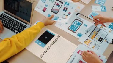 Mobil uygulama ya da web sitesi için kullanıcı arayüzü prototipi planlayan şirket çalışanlarının panorama videosu. UX UI tasarım beyin fırtınası kullanıcı dostu arayüz planı tasarlıyor. Sinerjik