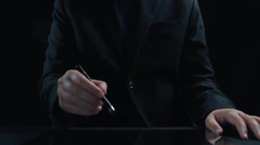 İş adamı, QC ve QA standartlarının karşılandığından emin olmak için katı kalite güvencesi protokolleri uyguluyor. Kalite güvencesi ile sertifikalı ürün mükemmelliğine ulaşmak. Kullanıcı Kimliği