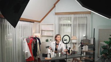 Kadın Etkilenen Vlog video görüntülerini canlı yayınlıyor Makyaj primi sosyal medya veya blog. Kozmetik stüdyosu ışıklandırmalı mutlu genç kız çevrimiçi pazarlama oturumu yayını için..
