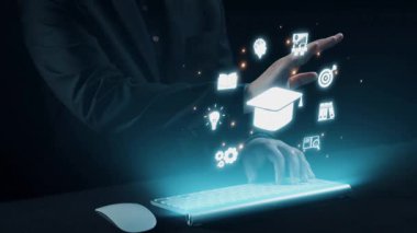 Ekoloji ve teknolojinin entegrasyonunu gösteren dinamik bir sahne, dijital çevre dostu simgelerle bir klavyede yazı yazan eller, sürdürülebilirliği vurguluyor. Dörtgen