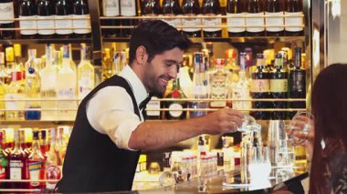 Cama soda veya tonik dolduran zeki barmen, hoş geldin içkisi olarak arkadaşlarıyla içki içmek ve ilk izlenim profesyonelliği ile karşılamak için bardaki müşteriye servis yapıyor. Vinosity.