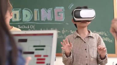 VR kulaklık takan enerjik bir çocuk sınıfta sanal dünyaya giriyor. Öğrenci programlama sistemi, çocuk elektronik panoyu tamir ederken yapay zeka ile mühendislik komut yazılımı oluşturdu. Pedagoji.