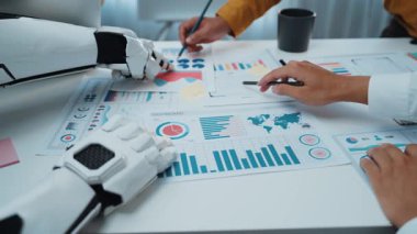 Piyasa performansını değerlendirmek ve stratejileri ayarlamak için yapay zeka güdümlü araçlarla işbirliği yapan iş adamları, analizdeki otomasyonu vurguladılar. Noogenesis Yapay Zeka