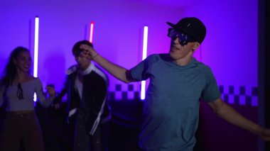 Kameranın önünde dans eden yetenekli break dansçı farklı arkadaşları pop ya da hip hop müziği dinlemek için arkada dans ediyor. Çekici performans ekibi kameraya doğru hareketli hareketler sergiliyor. Mutluluk.