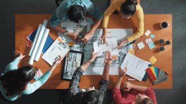 Tasarım toplantıya katılırken inşaat mühendisinin proje planının yukarıdan aşağı görüntüsü. Profosyonel yönetici, bina inşaatı tasarımı için planlama yaparken birlikte çalışıyor. Sempozyum.