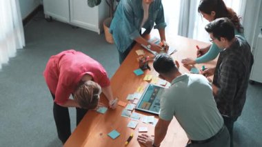 Yapışkan notlar üzerine yönetici yazma fikrinin en üst görüntüsü ve web tasarımı hakkındaki fikri açıkla. Profesyonel pazarlama ekibi ya da programcı renk paletli tablete bakarken beyin fırtınası fikri. Sempozyum.