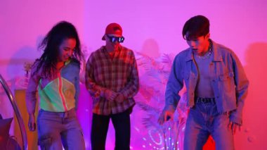 Çekici dansçı hip hop müzik eşliğinde çeşitli arkadaşlarıyla dans ediyor ve performansını destekliyor. Stüdyoda neon ışıklı şık kıyafetler giyen profesyonel çok kültürlü insanlar. Mutluluk.