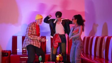 Çeşitli sokak dansçıları hippi modası giyerken partilerde neon ışıkla şehir pop müziğine taşınıyor. Çekici hipster kameraya bakarken dans eder ya da pratik yapar. Mutluluk.
