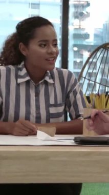 Yaratıcı iş adamları modern işyerindeki ofis masasında sohbet ediyorlar. Şirket uluslararası iş kavramı.