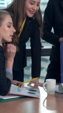 Profesyonel iş kadınlarının grup toplantısı yeni proje planlamasıyla yapılıyor. Takım çalışması ve işbirliği kavramı.