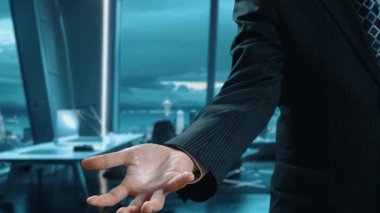 İş adamı çok kanallı stratejileri entegre ediyor, çevrimiçi alışveriş ve pazarlama erişimini artırıyor. Birbirine bağlı marka deneyimleri yaratmak için çok kanallı pazarlamanın gücünü keşfedin. Kullanıcı Kimliği