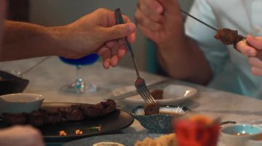 Yemek masasında ızgara soslu çatal batırma sosu kullanmak grup arkadaşlarıyla ana yemek ya da lüks bir pub restoranında lezzetli ızgara menüsü olan çift özel partisi. Vinosity.