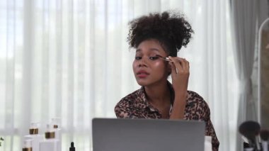 Kadın nüfuzlu kişi canlı yayında video görüntülerini çekiyor. Makyaj çok önemli sosyal medya ya da blog. Kozmetik stüdyosu ışıklandırmalı mutlu genç kız çevrimiçi pazarlama oturumu yayını için..