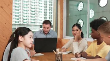 Kafkas öğretmeni ve zeki çocuk sınıfta proje hakkında tartışıyorlar. Mesleki eğitmen, çeşitli öğrenci dinleyen liseli çocuklara ödev verirken sınıf çalışmasından bahsediyor. Öğretim