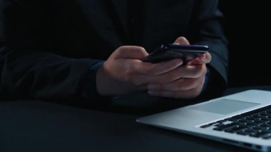 İş adamı bulut hesaplamasının geleceğini en son sezgilerle keşfetti ve bulut hesaplama teknolojisini entegre ederek işi yükseltti. Bulut çağını yenilikçi bilgisayar UUID ile kucaklayın