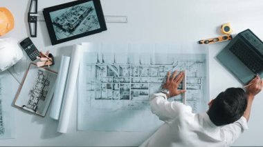 Cetvel kullanarak akıllı inşaat mühendisinin çizim ve ölçüm planının en üst görüntüsü. Mimar scatch bina projesinin hava görüntüsü. Ekipman ve güvenlik kaskıyla toplantı masasında. Hizalama.