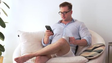 Elinde kahve fincanı olan orta yaşlı bir adam telefon arama verilerini kullanarak kanepeye oturur, çocukları iyi bir baba ya da eğlence olarak yetiştirir. İşadamı teknolojiyi kolaylık için kullanır. Uyumsuzluk.