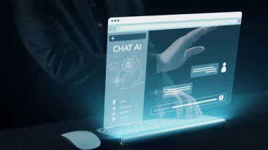 Klavyeye holografik ağ sembolleri ile yazı yazarak küresel bağlantıyı vurgulayan dijital iletişimin gelecekteki bir temsili. Dörtgen