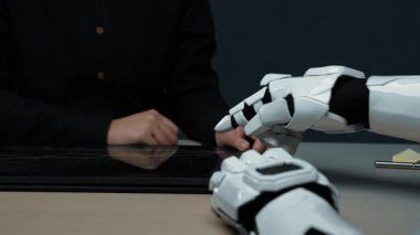 İş planlaması ve analizde profesyonellere yardım eden yapay zeka destekli bir asistanın yer aldığı fütüristik bir çalışma alanı, modern verimlilik ve yeniliğin altını çiziyor. Noogenesis Yapay Zeka