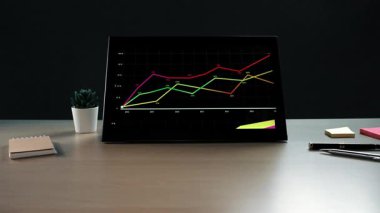 İleriye dönük proje brifinginde, uzmanlar bir yapay zeka asistanını işbirliği ve güçlü pazarlama planları hazırlamak için stratejik veri analizlerini kullanarak entegre ediyorlar. Noogenesis Yapay Zeka