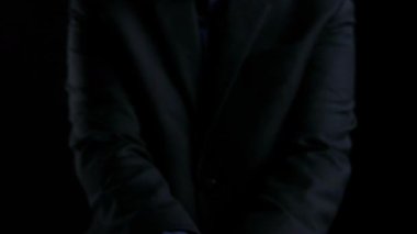 Müşteri memnuniyeti değerlendirmesinin görsel temsili, kullanıcı geribildirim reytingleri, yıldızlar, eller ve etkileşimli arayüzler aracılığıyla dijital iş bağlamında gösteriliyor. Dörtgen