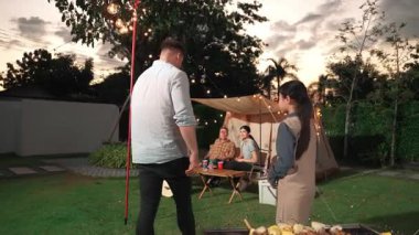 Aile birlikte bahçede kamp kurar, baba ve kız aile bireyleri için ızgara yapar. Doğayla iç içe olmak için açık hava kamp aktiviteleri ve genç nesil çapraz kuşaklarla zaman geçirmek için. Uyumsuzluk.