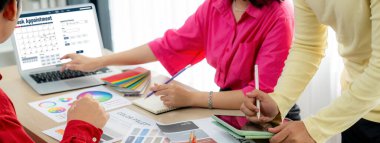 İnternet sitesinde canlı eleştiriler için çevrimiçi aplikasyon rezervasyon takvimi