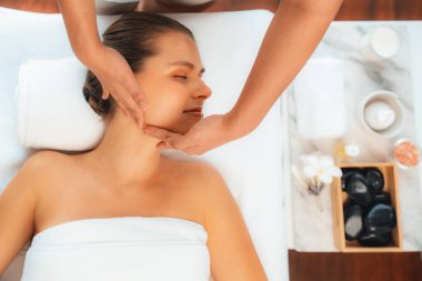 Panorama 'da kadınların stres önleyici kafa masajından ve lüks tatil beldesi veya otel spa salonundaki modern ışık ortamında yüz güzelliği eğlencelerini şımartmaktan hoşlandığı bir manzara var. Sessiz.