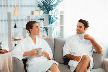 Güzellik ya da vücut bakımı güzellik salonu yaşam tarzı konsepti. Lüks otel kaplıcalarında ya da otel odasında, bornoz giyip rahatlayan bir çift. Tatil ve boş zaman rahatlığı. Sessiz.