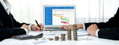 Ekip projesinin zaman çizelgesini gösteren bilgisayar ekranında canlı iş projesi yönetimi için proje planlama yazılımı