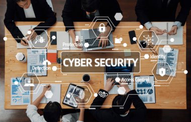 Bu resim, profesyonellerin veri tablolarını analiz ettikleri ve risk yönetimi ve koruma stratejilerini tartıştıkları siber güvenliğe odaklanmış işbirlikçi bir toplantıyı betimliyor. Dostluk