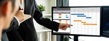 Ekip projesinin zaman çizelgesini gösteren bilgisayar ekranında canlı iş projesi yönetimi için proje planlama yazılımı