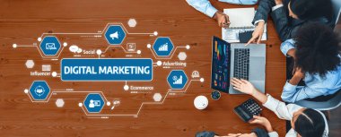 Bir işbirlikçi ekibin verileri analiz ettiği ve iş performansını artırmak ve çevrimiçi büyümeyi teşvik etmek için pazarlama girişimleri düzenlediği canlı bir dijital pazarlama çalışma sahası keşfedin. Dostluk