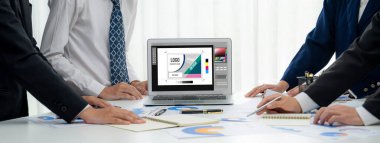 Web sayfasının modern tasarımı ve bilgisayar ekranında gösterilen ticari canlı reklamlar için grafiksel tasarımcı yazılımı