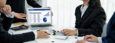 Hesap tablosu bilgi finansal başlangıç kavramı. Çevrimiçi analiz projesi için hesap tablosu belgelerinde veri ve grafikler