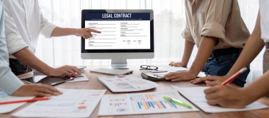 Dijital yasal sözleşme, bilgisayar ekranındaki koşulları ve şartları, gelecekteki ticari hareketlilik anlaşması için çevrimiçi dijital imzaya hazır hale getirir.