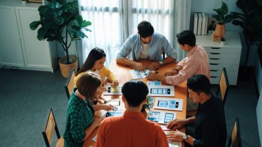 Telefon arayüzü için Ux Ui tasarımı tasarlayan geliştirici ekibin üst görünümü veya dijital geliştirme için planlama. Başlangıç projesi yönetim kurulunda otururken geliştirme planını yöneticiye gönder. Cemaat.