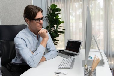 Güncellenmiş sürüm uygulama projesi denemesi ile ilgili kodlama programı ile pc align çalışma dizüstü bilgisayarı üzerinde çalışan çevrimiçi yazılım geliştirme bilgilerine bakan IT geliştiricisi yeni bir kod genel sistemi yaratıyor. Bireysel.