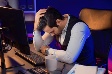 Akıllı iş adamının bitmemiş ürün satış kanalı raporuyla başı dertte. Gece geç saatlerde mor neon ışıklı odada çalışarak uzun süre analiz edilen pazar verileri kavramı. Tahmin et..
