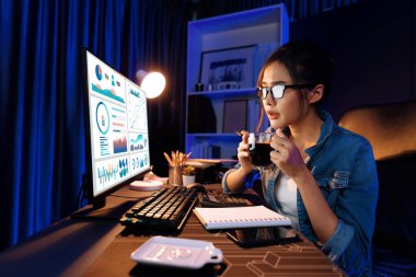 Sunucu kanalı Asyalı etkileyicisi, sosyal medyada kulaklık takarak iş grafikleri ekranında dinleyicileri selamlıyor ve Neon Modern Stüdyoları 'nda internet üzerinden koçluk yapıyor. Taktik.