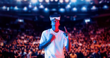 Afrikalı oyuncu, VR kulaklığı takıp, müfettişin tezahüratı ve desteğiyle arenada dururken oyunu heyecanlandırdı. Büyülü teknoloji kullanarak metaevrene erişen çekici bir insan. Yenilik. Yaratıcılık.